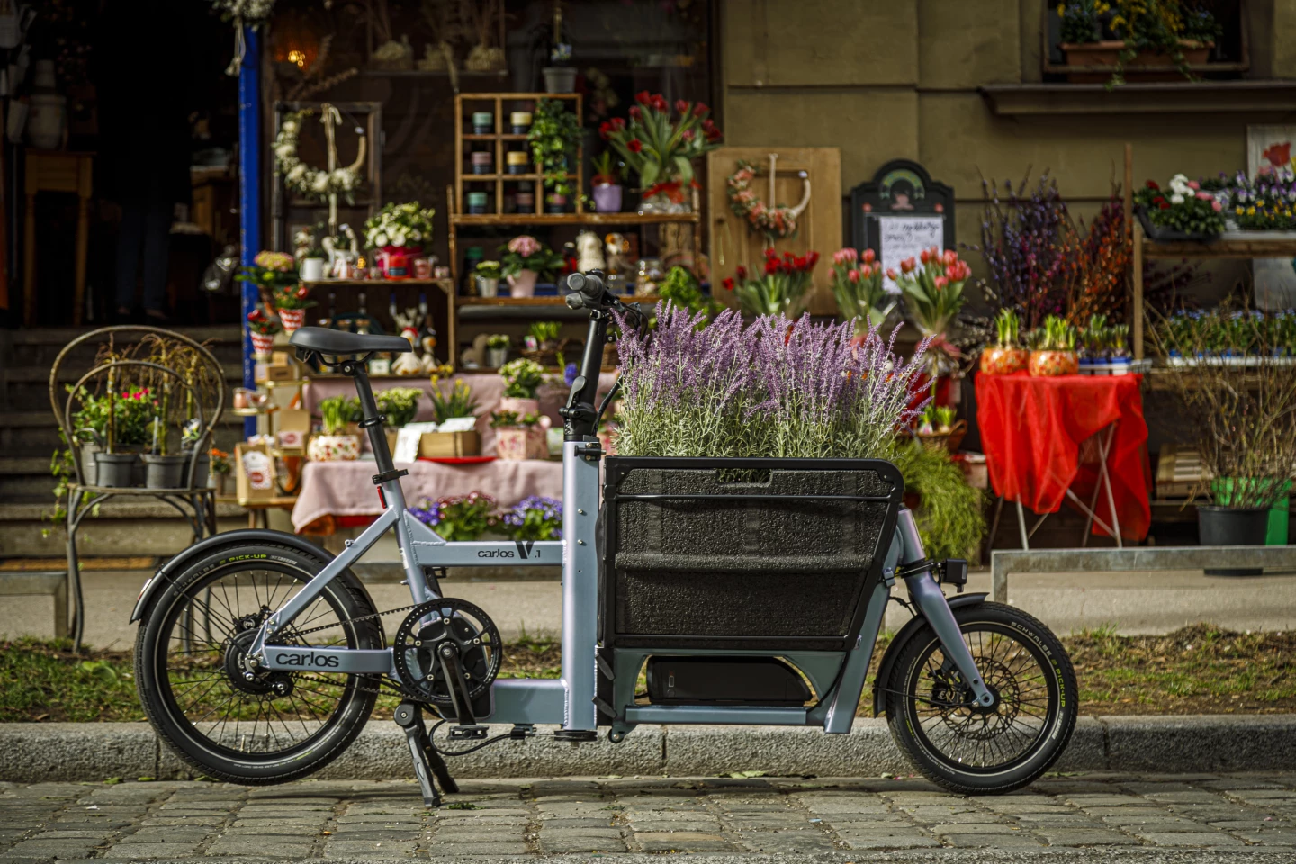 The Car.Los V1 sports a 250-W Brose mid-drive motor and 36-V/14.5-Ah battery (which is mounted under the basket)
