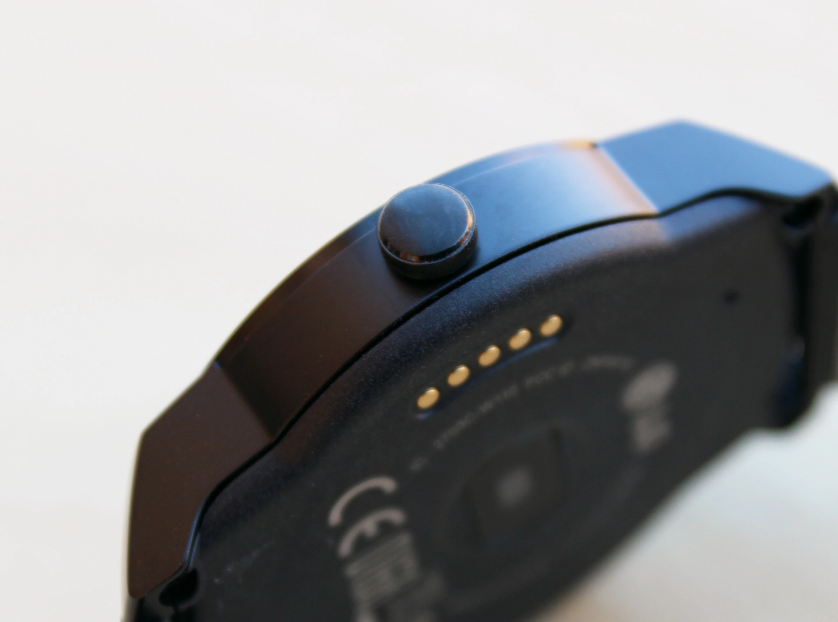Like the Moto 360, the G Watch R has a button on its right side: short-press for home, long-press for settings (Photo: Will Shanklin/Gizmag.com)
