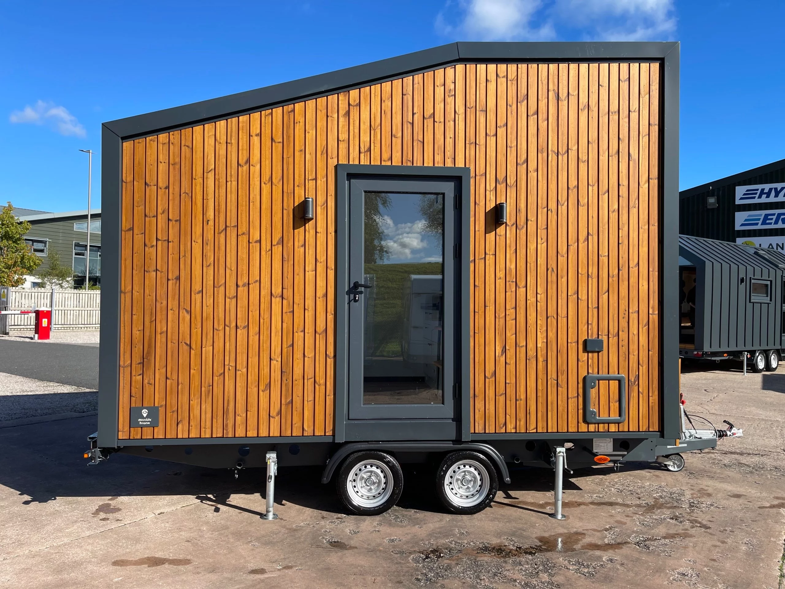 The Mo.5 450 is based on a double-axle trailer and has a length of 4.5 m (14.9 ft)