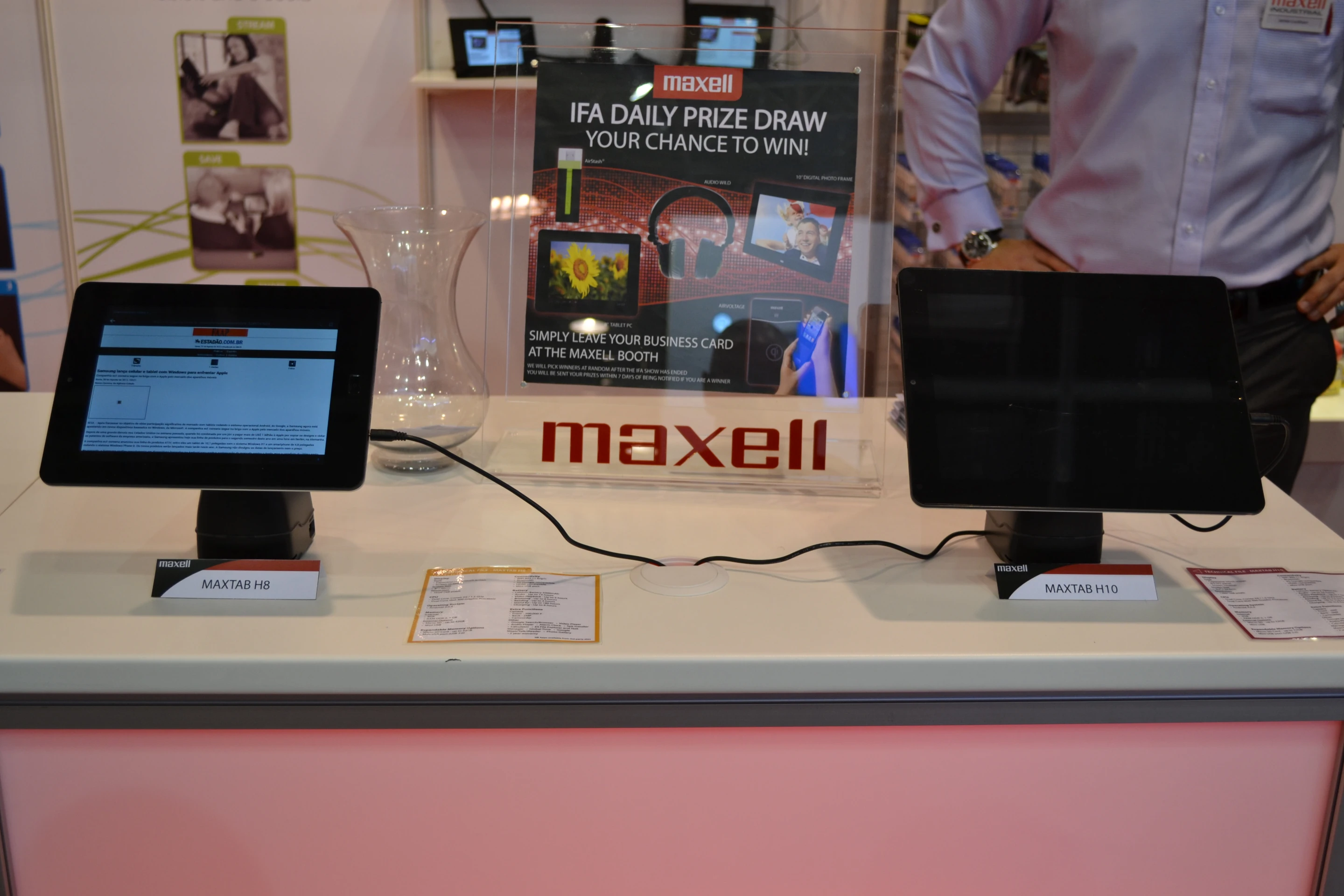 Gizmag managed to get a closer look at two new budget Android tablets from Maxell, along with a few other products, at the company's IFA 2012 booth