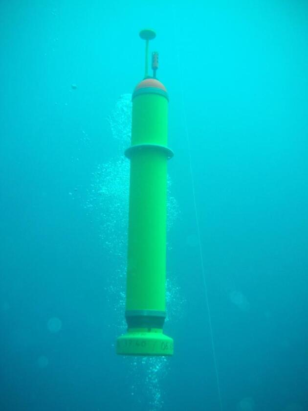 When earthquake-related sound waves are detected by one of the MERMAIDs, it automatically uses an oil pump/bladder system to increase its buoyancy, rising to the surface within 95 minutes