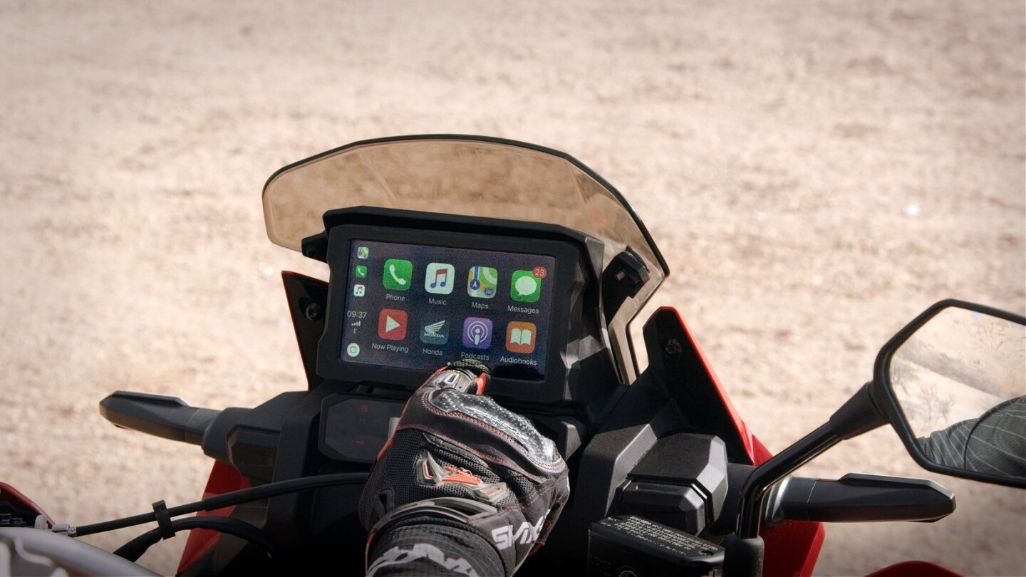 The 2020 Honda CRF1100L Africa Twin is equipped with Apple Car Play in both versions, standard and Adventure Sports