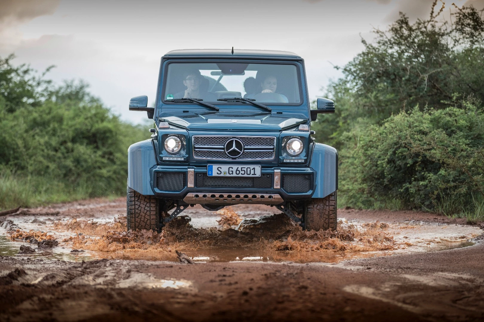 An ultra-premium hardcore off-roader designed to shuttle folks around limousine-style? That about sums up the Maybach G650 Landaulet