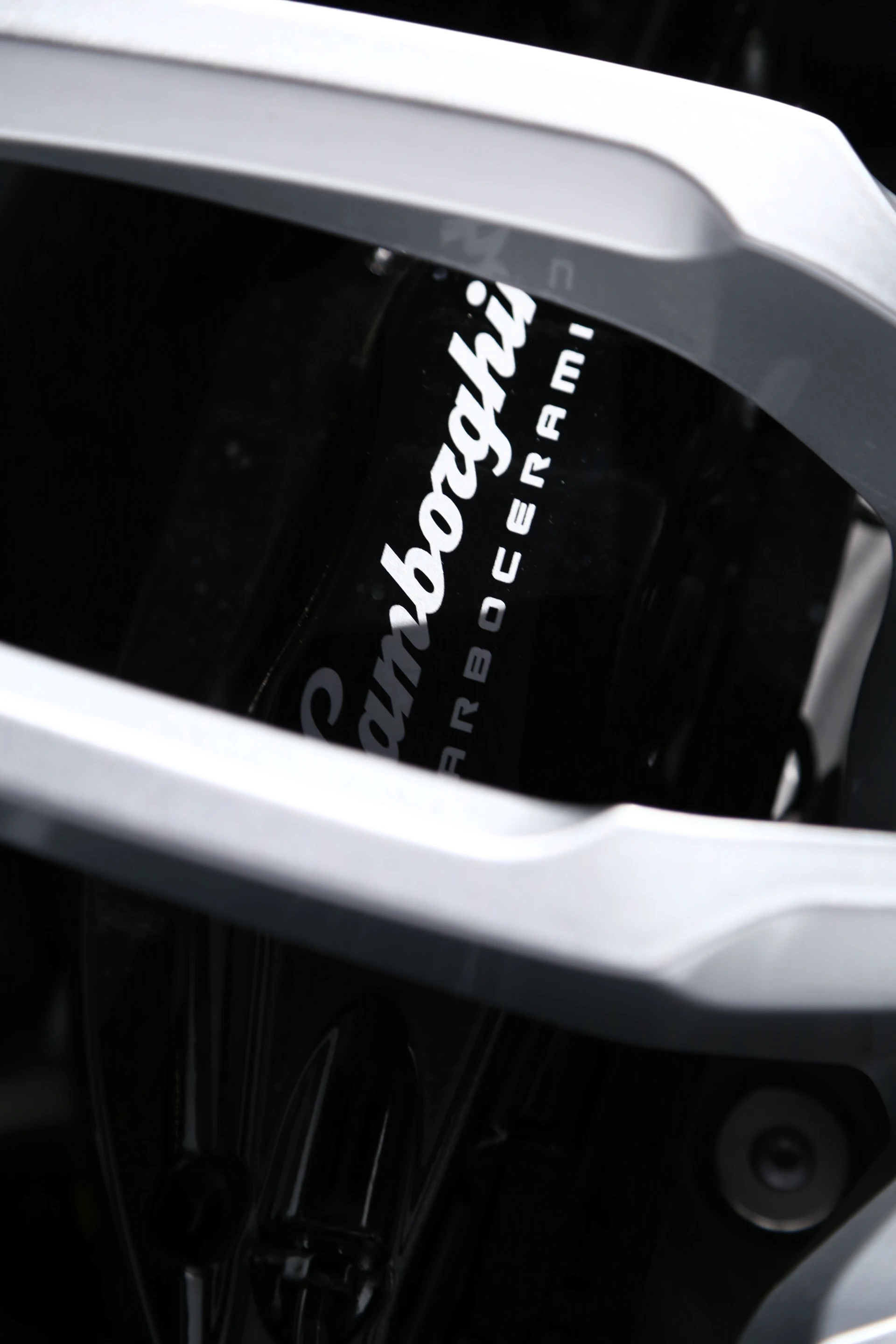 Lamborghini has outfitted the Huracán with carbon ceramic brake discs to assist in deceleration (Photo: Angus MacKenzie/Gizmag.com)