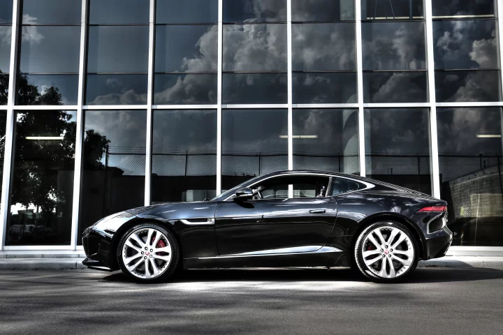 The Jaguar's long fast roofline, running from the base of the windshield to the tail is only made more powerful by the cat’s big raucous, rising fender treatments and tapered, narrowing cabin (Photo: Angus MacKenzie/Gizmag.com)