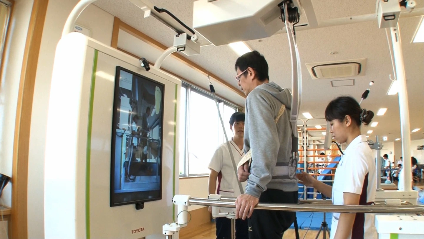 The screen lets the patient monitor their gait in real time