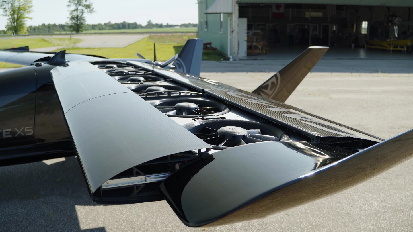 Front and rear wing covers slide apart to reveal the lift fans, the close and lock in place for super low drag cruise flight