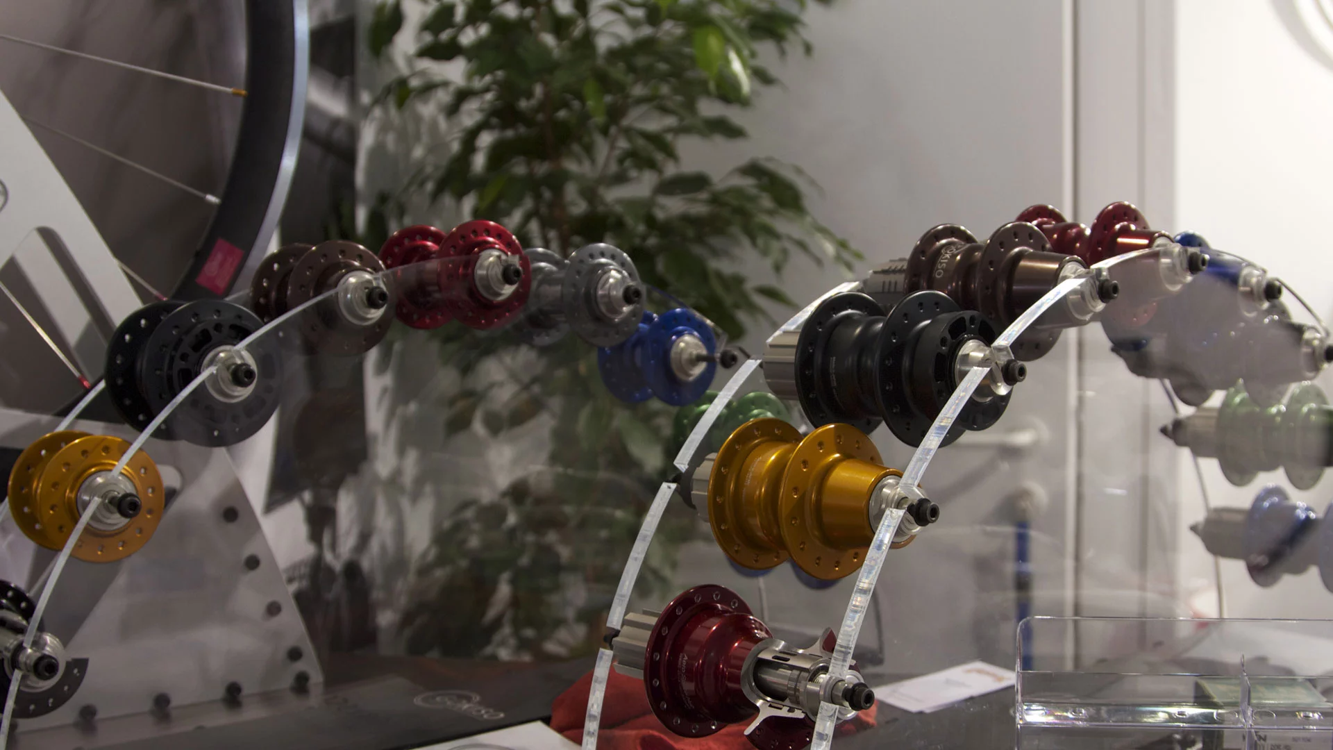 The GOKISO Aerospace Hub for bicycles is designed to keep bearings from getting compressed when the axle shaft deforms under pressure (Photo: Gizmag)