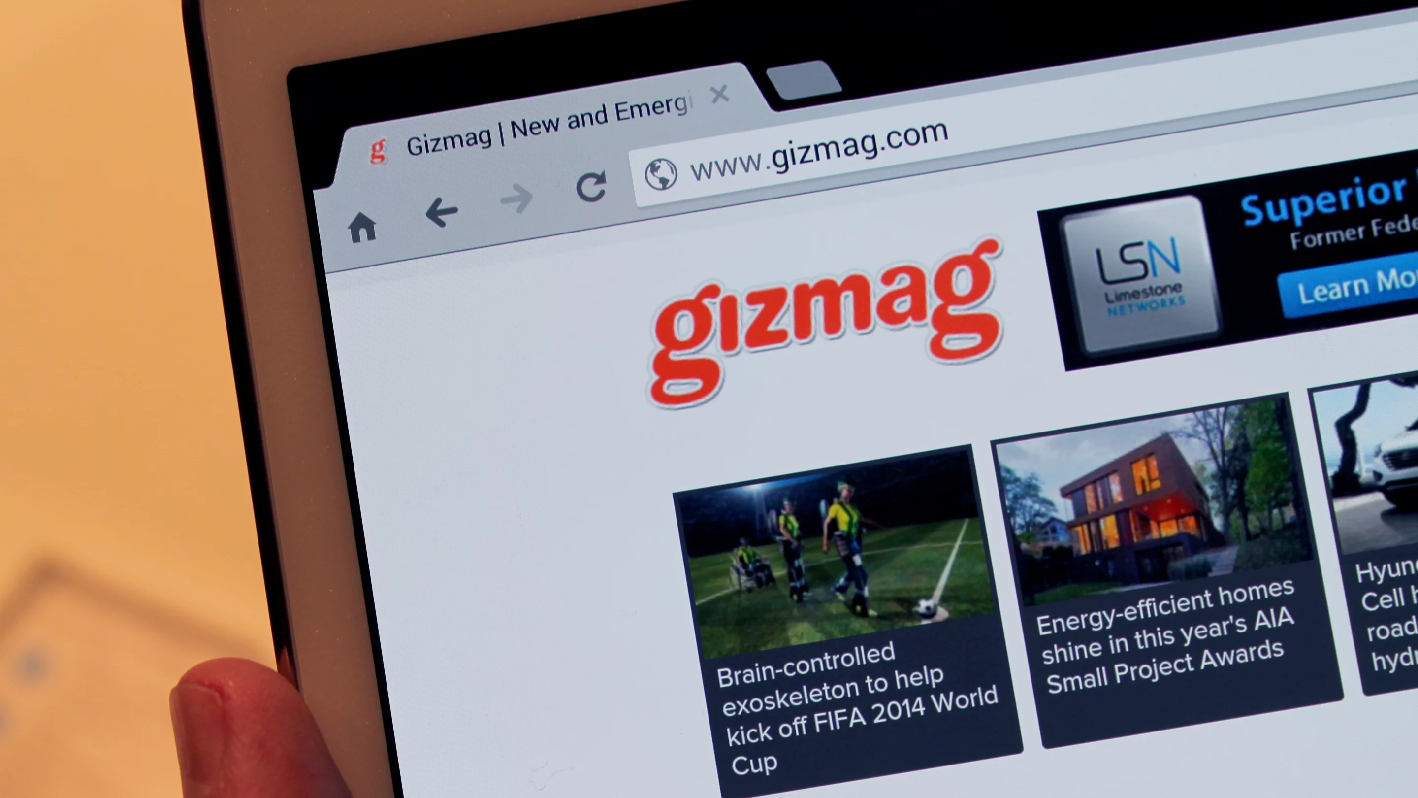 Both sizes have 2,560 x 1,600 resolution