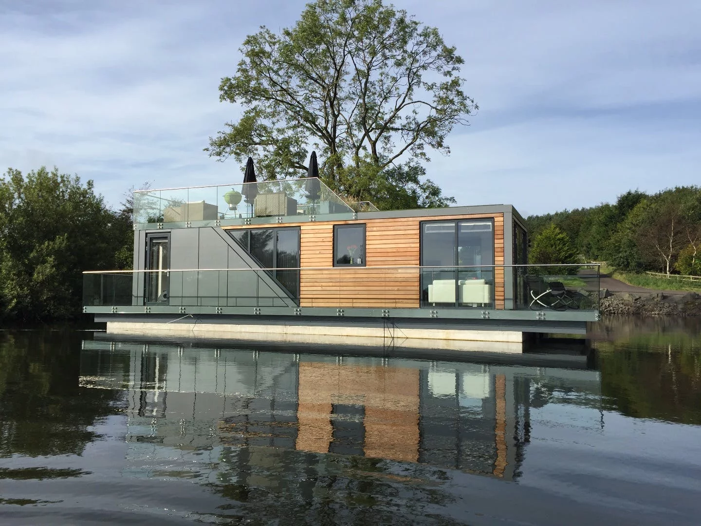 The debut prefab houseboat from the UK's Bluefield Houseboats a single-story home with a total floorspace of 500 sq ft (46.5 sq m)