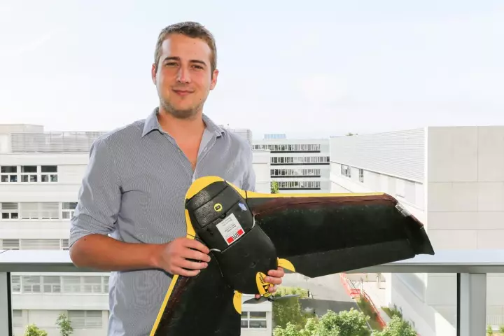 Jonathan Cheseaux with the drone that uses a Wi-Fi antenna to locate mobile phones (Photo: Alain Herzog)