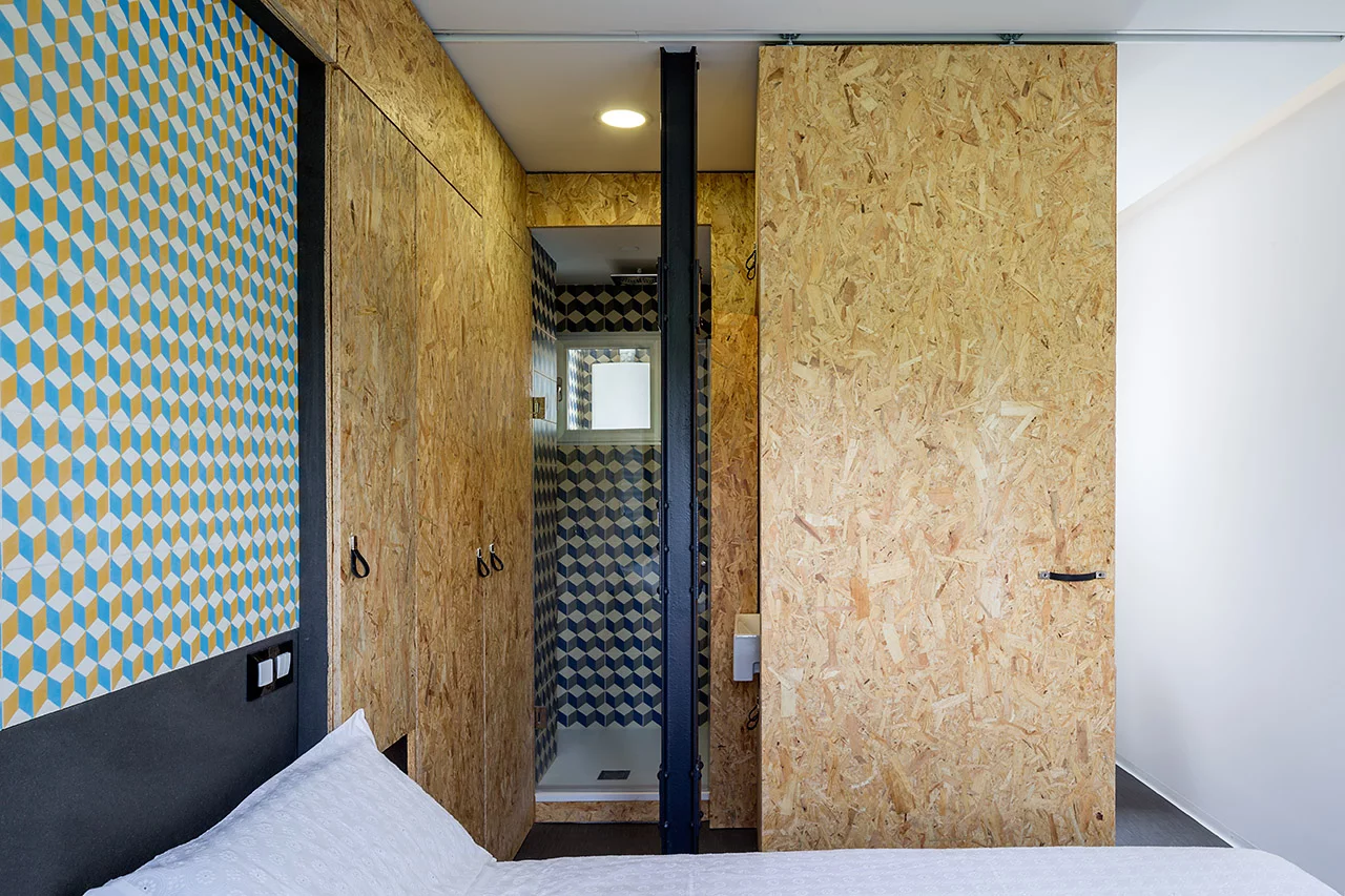 The bathroom has been split into multiple small parts (Photo: Miguel de Guzmán )