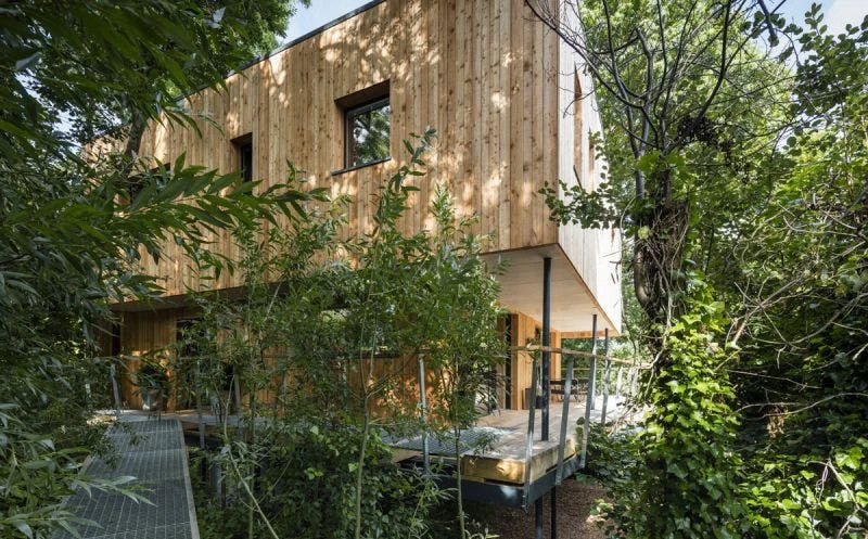Sitting some 12 m (39 ft) above the ground, the stunning Dursley Treehouse home stretches over three levels