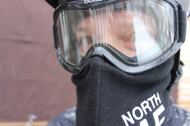 The scarf is temporarily attached to the goggles using included magnets (Photo: Ben Coxworth/Gizmag)