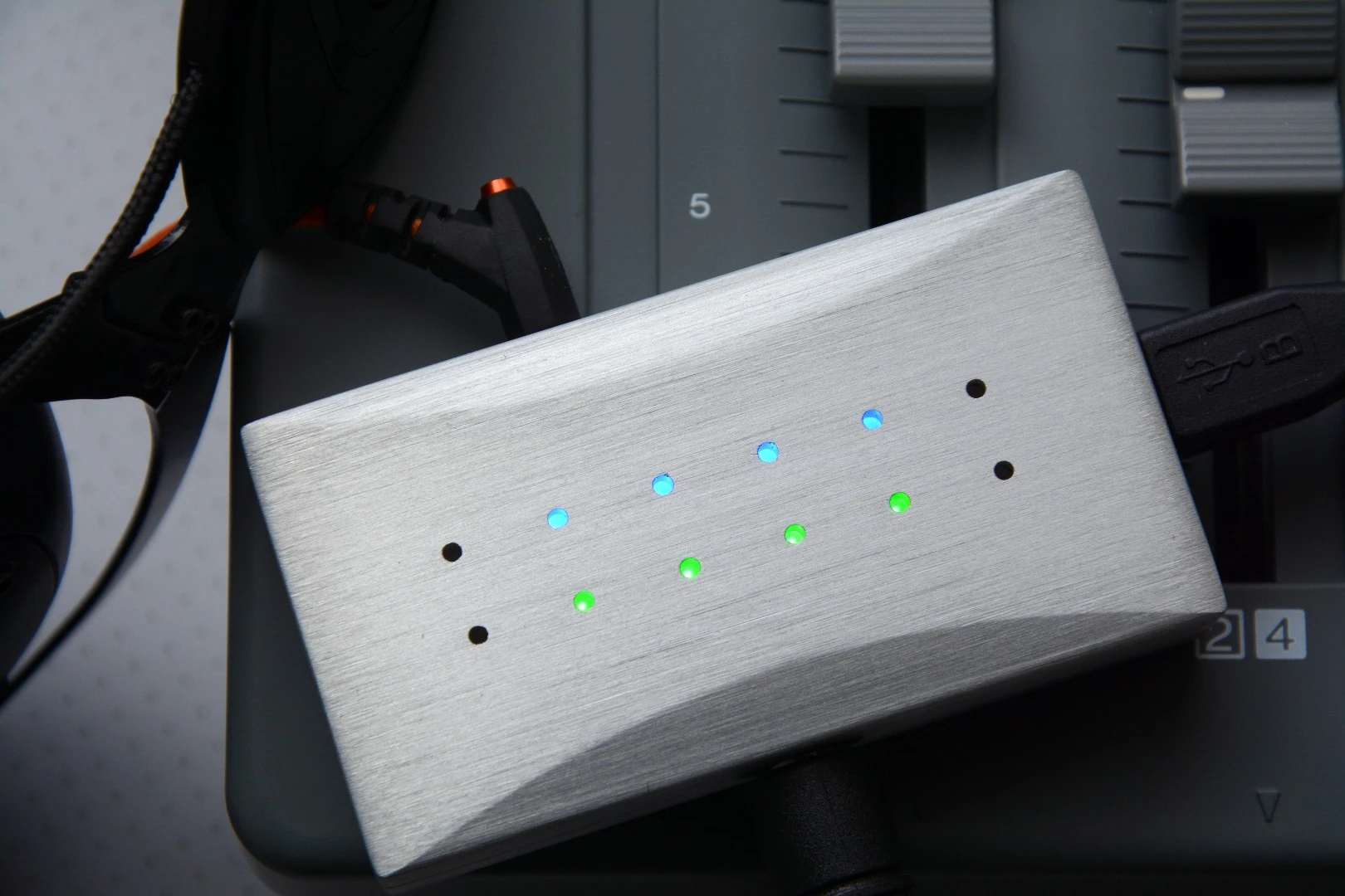 When an input is detected, the LED meters automatically switch to show both input and output levels