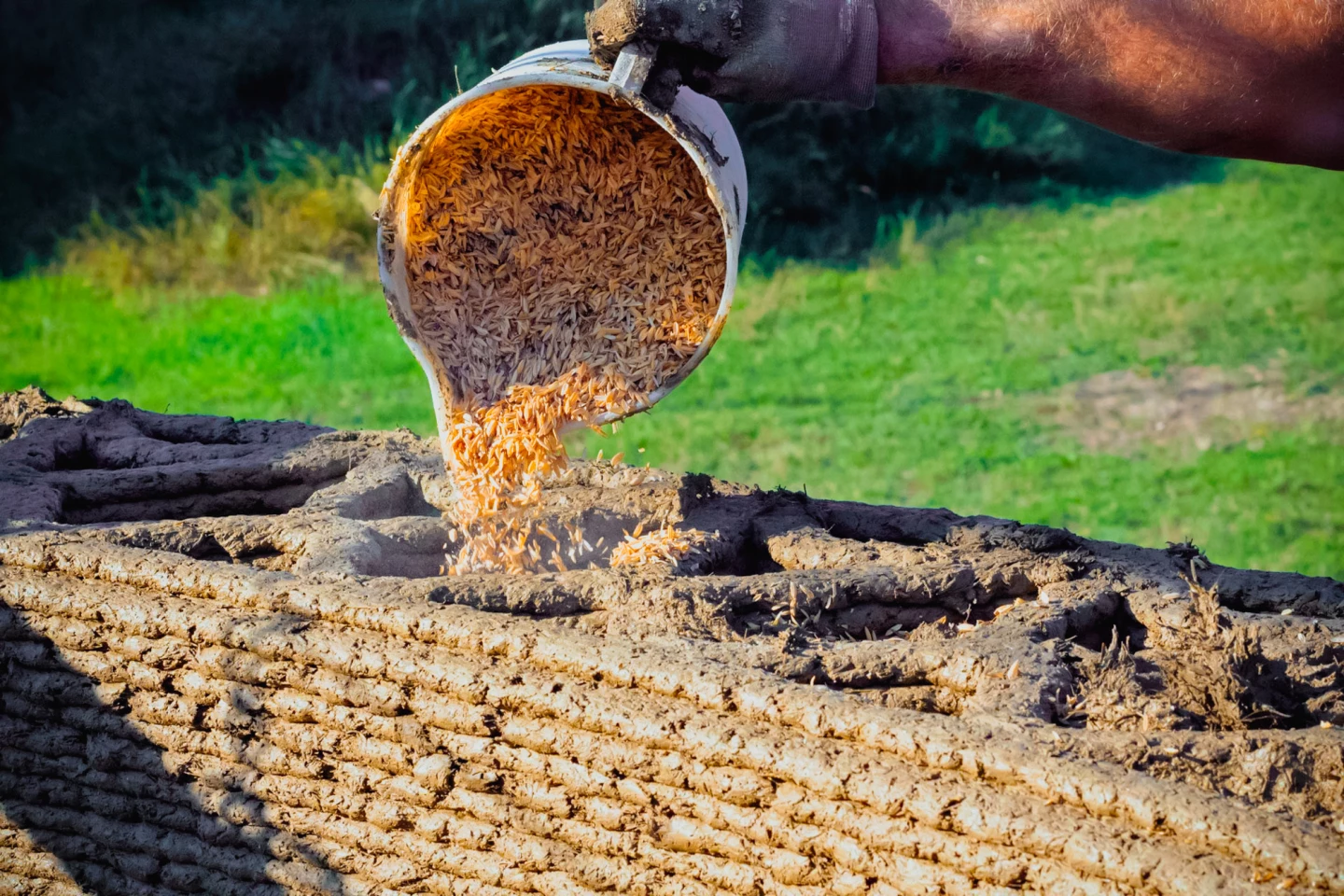 Filling in the 3D-printed walls with natural fibers for insulation