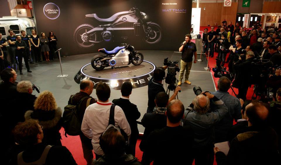 Admiring the Voxan Wattman at the Paris Motor Show (Photo: Voxan Motors)