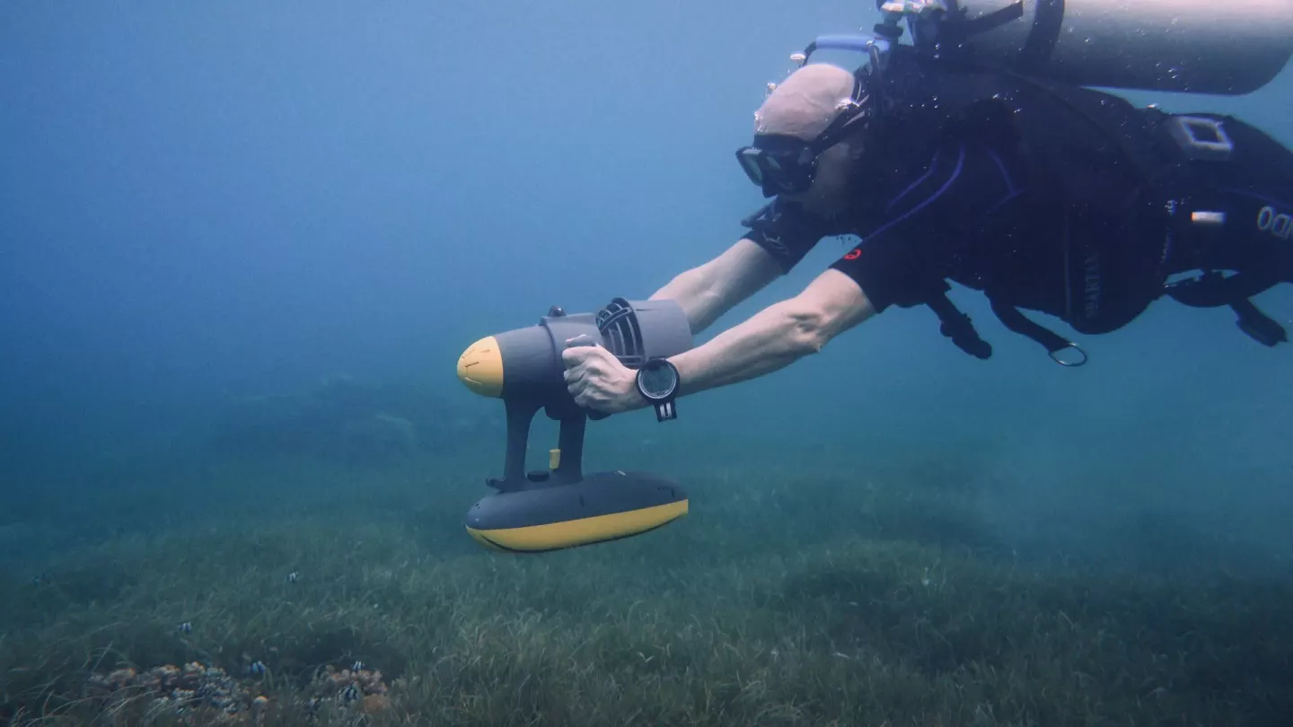 After finding some success with its Nemo Underwater Drone last year, Chinese startup Aquarobotman is back with a seafaring vehicle that takes humans along for the ride