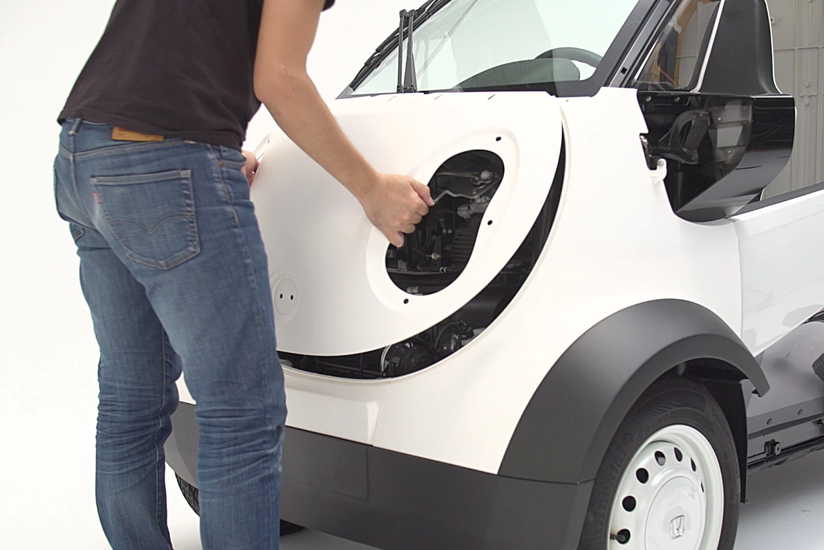 The 3D printing solution used for the Micro Commuter provides rapid 3D design, mold-less 3D printing and a network of factories for fabrication