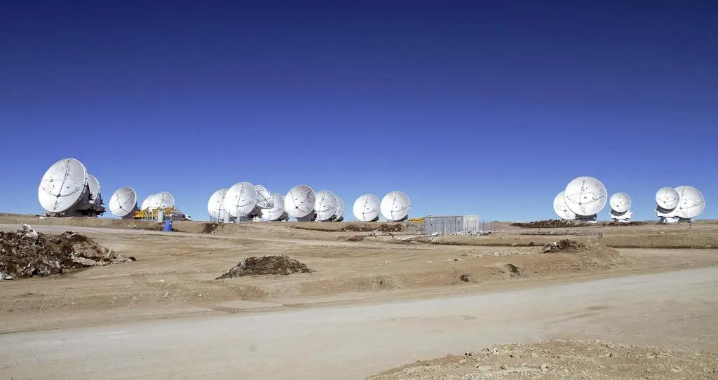 ALMA antennas on the Chajnantor Plateau, 5000 m above sea level. Photo:ALMA (ESO/NAOJ/NRAO)/ J. Guarda (ALMA)