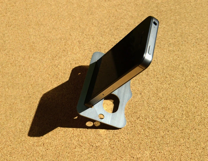 Stan offers a simple smartphone stand for mobiles of up to 10 mm thick