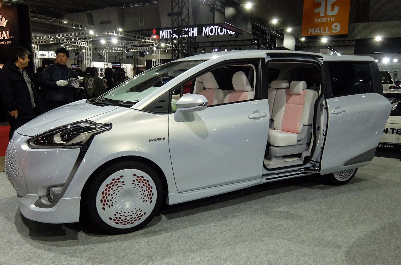 The Toyota SIENTA is a compact high-roofed hybrid car for the Japanese market