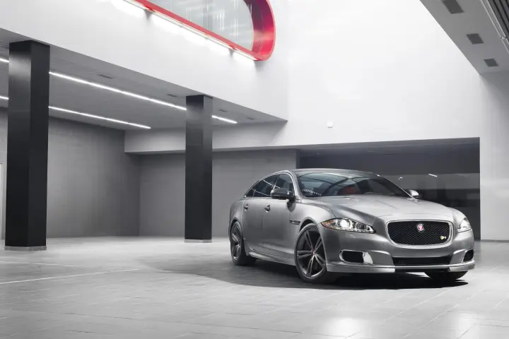 Lowered suspension and low profile 265/35 and 295/30 Pirelli rubbers fill out the Jag’s muscular wheel arches nicely