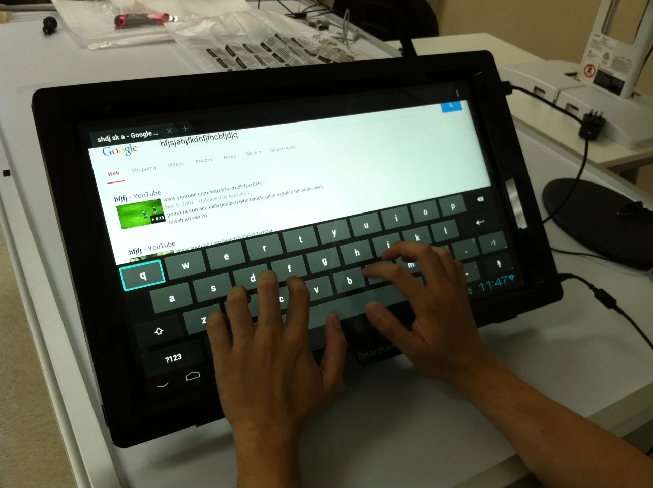 When switched to Android Mode, the Zmartframe transforms a monitor into an oversized Android "tablet"