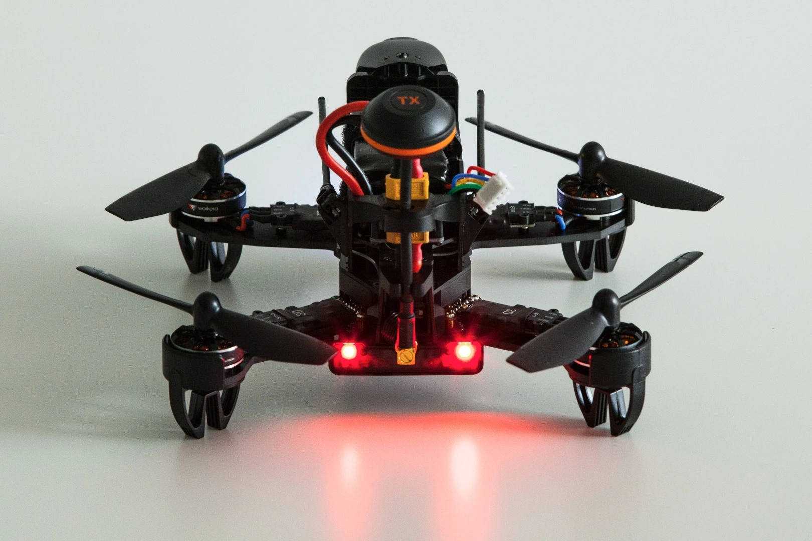 Walkera F210 3D: indicator lights on the back show connection status as well as which way you're turning