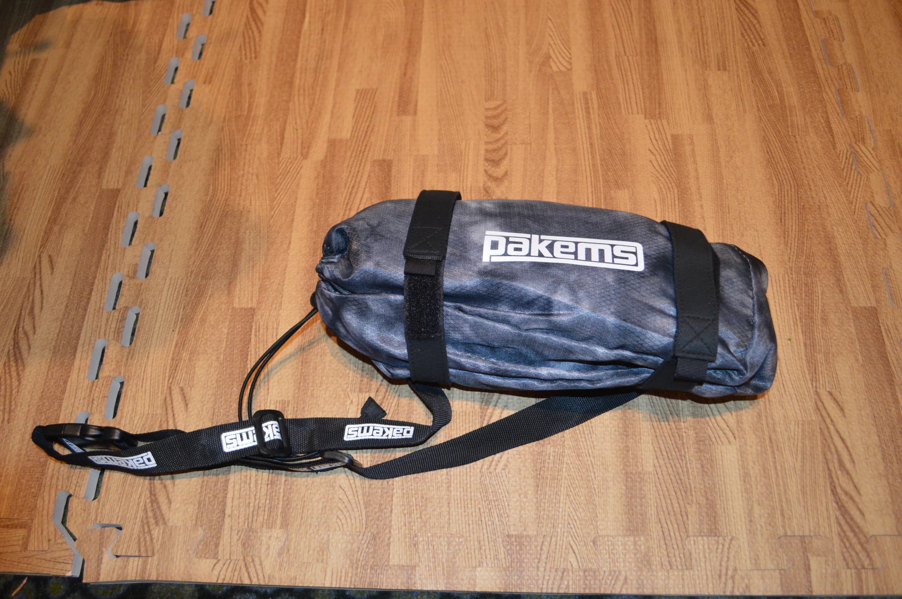 The included carry bag has a removable ski-boot strap