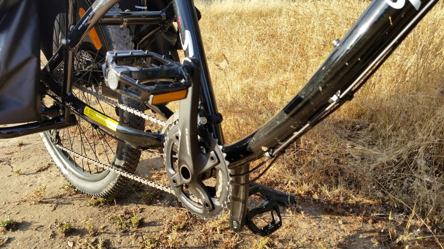 The All-Terrain does not come with clip-on pedals but the nubs on these are enought to hold your shoes in place