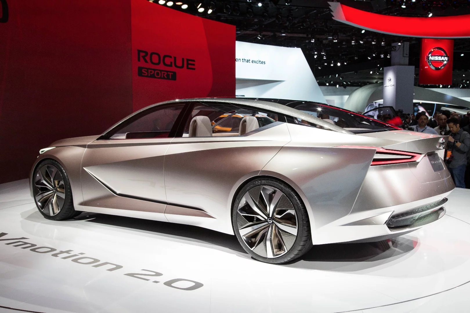 Strong chisels in the bodywork of the Nissan Vmotion 2.0 concept give the body dynamism and motion