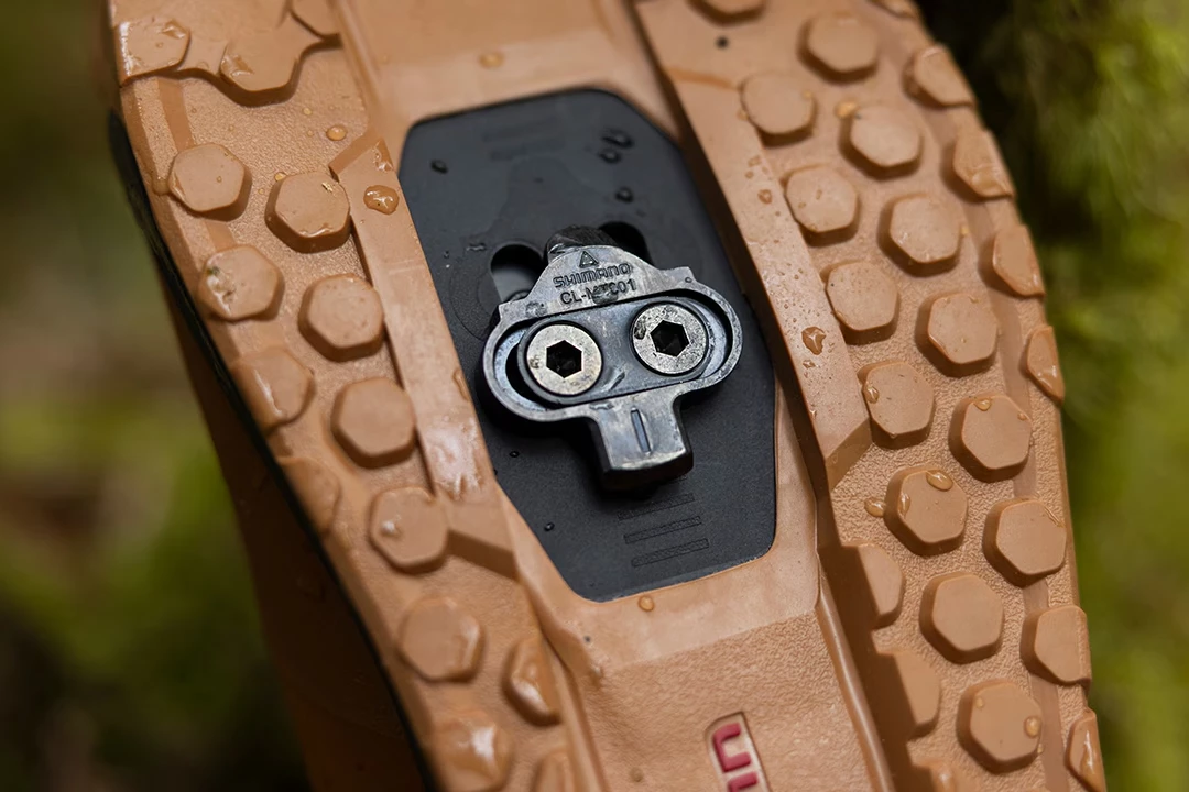 Shimano's new CL-MT001 cleat can engage SPD-compatible pedals from multiple angles