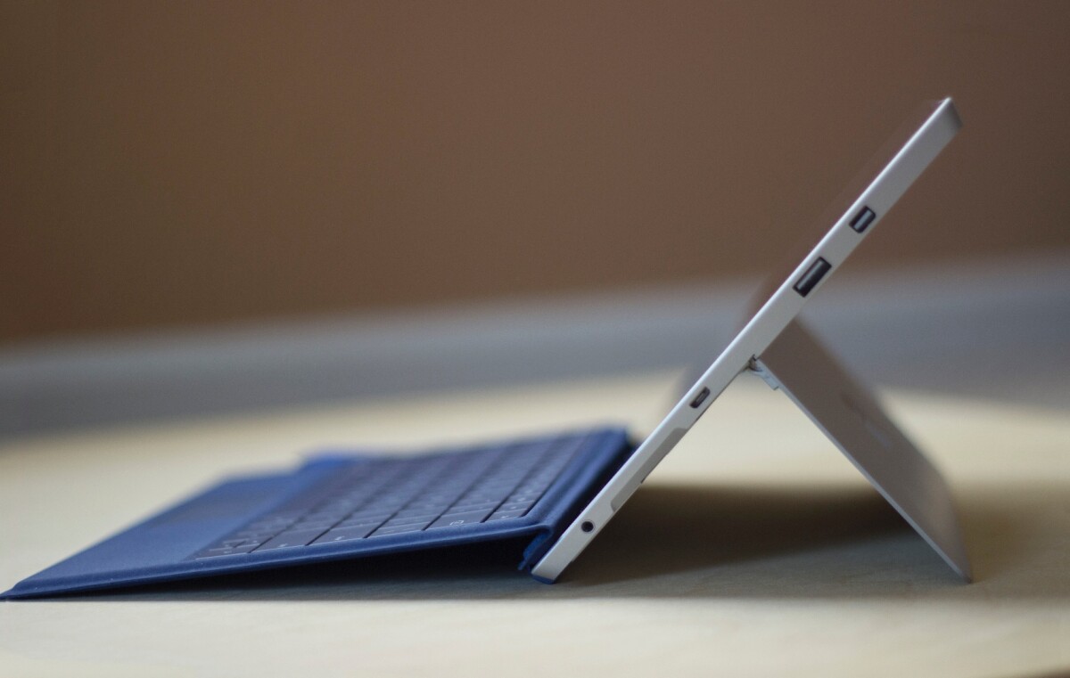 The kickstand snaps into three different positions here, as opposed to the dynamically-adjusting one found on the Pro 3 (Photo: Will Shanklin/Gizmag.com)