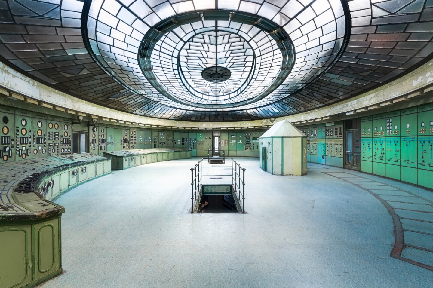 Control, byRoman Robroek was taken in Hungary, with a Canon EOS650D. "This beautiful control room is one of a kind and built in a beautiful art-deco style," says the photographer