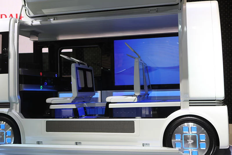 Daihatsu "shoCase" hybrid concept vehicle