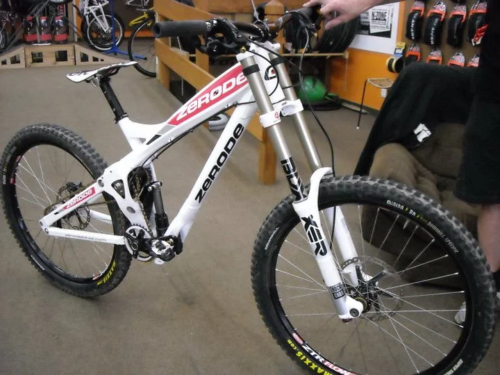 The Zerode G-1 mountain bike incorporates a mid-bike-mounted internal geared hub, which is said to allow it to perform better than a regular MTB in a variety of ways