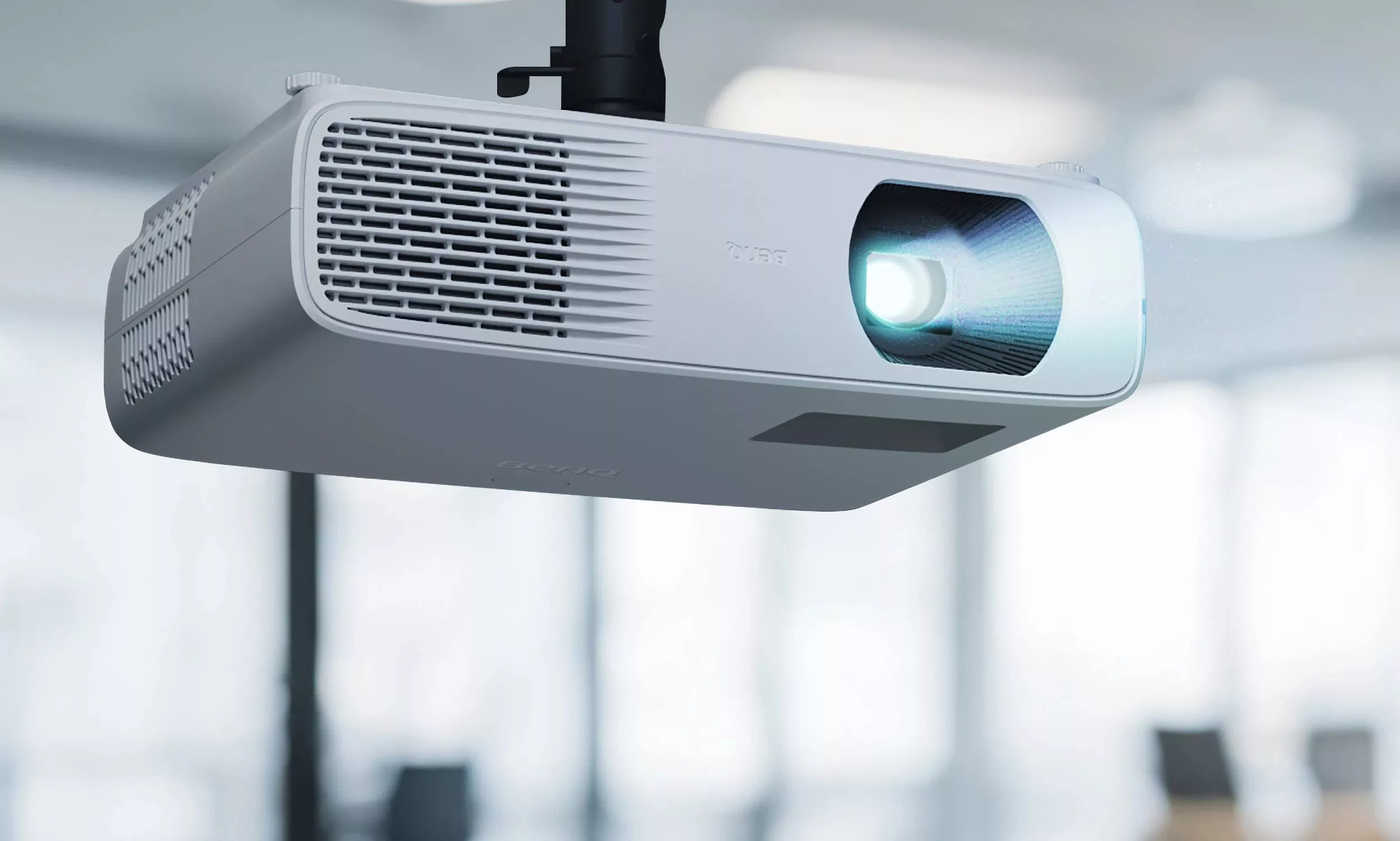 The LH750's 4LED light source puts out 5,000 lumens of peak brightness for daytime or lights-on viewing