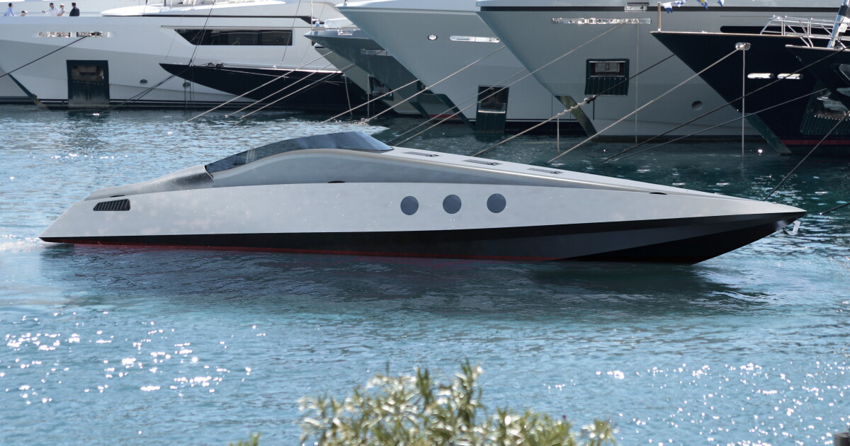 Piercing carbon speed yacht tops 110 mph without skimping on luxury Piercing carbon speed yacht tops 110 mph without skimping on luxury