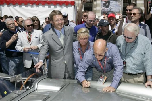 Moss signs the bonnet