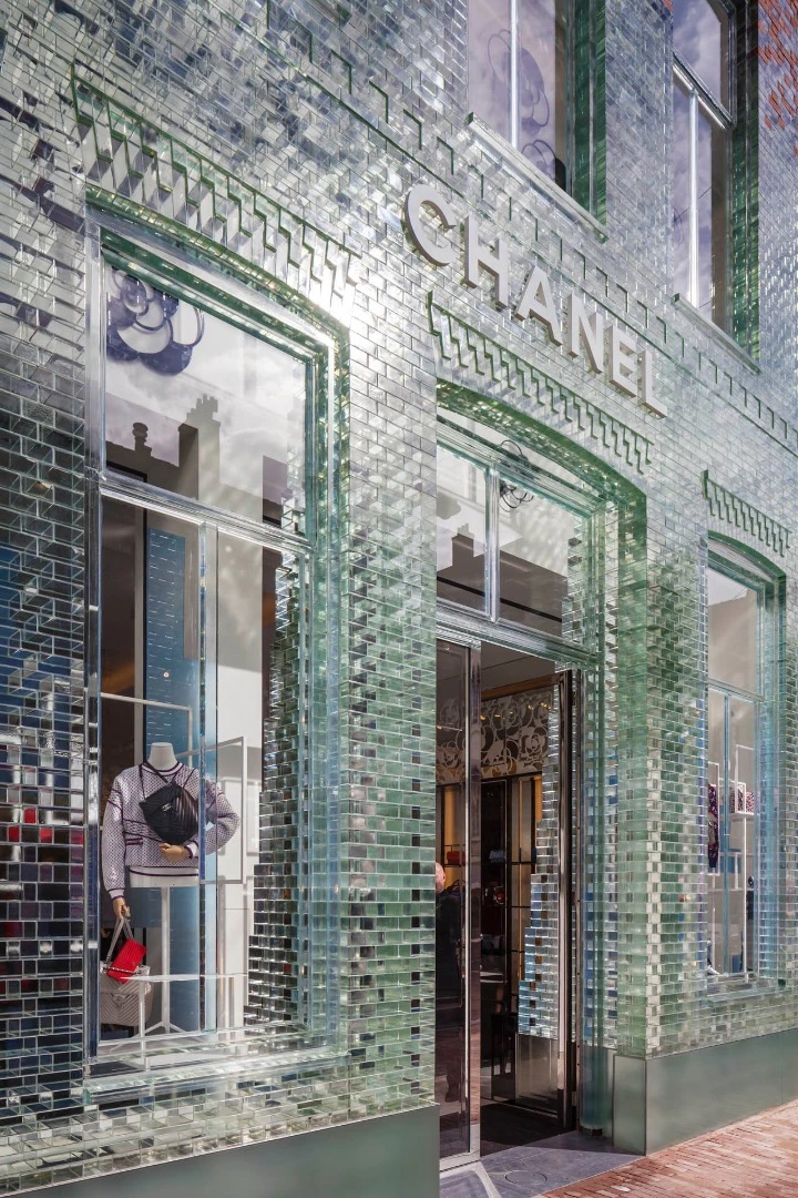 Between six and ten experts worked for a year to create the Crystal Houses facade