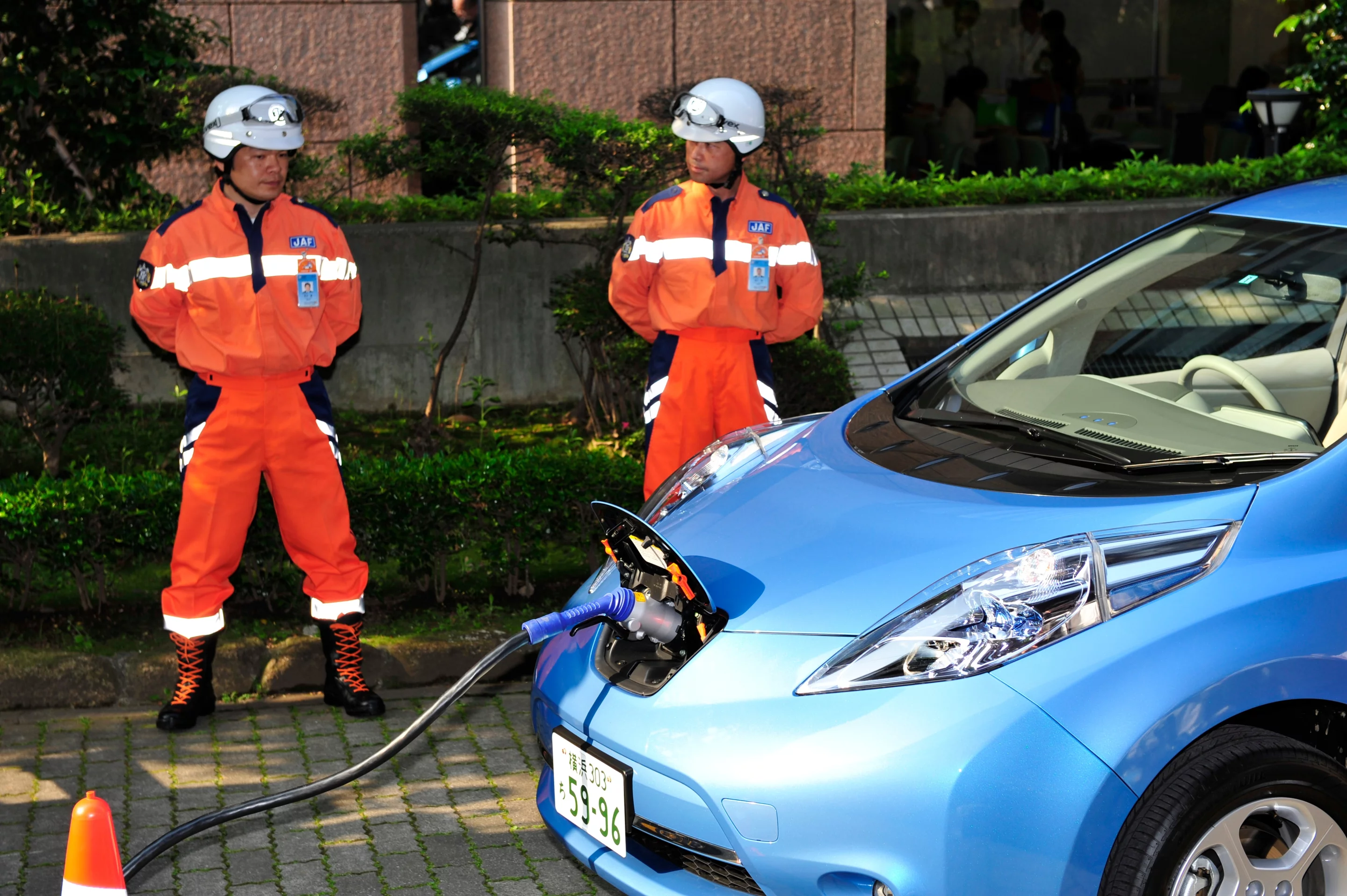 The JAF roadside crew charging a Nissan LEAF (Photo: Nissan)
