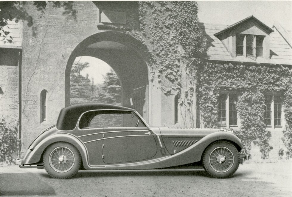 The 1939 Atalanta V-12 'Foursome' Drop-head Coupe used the 4.3 litre Lincoln Zephyr engine.