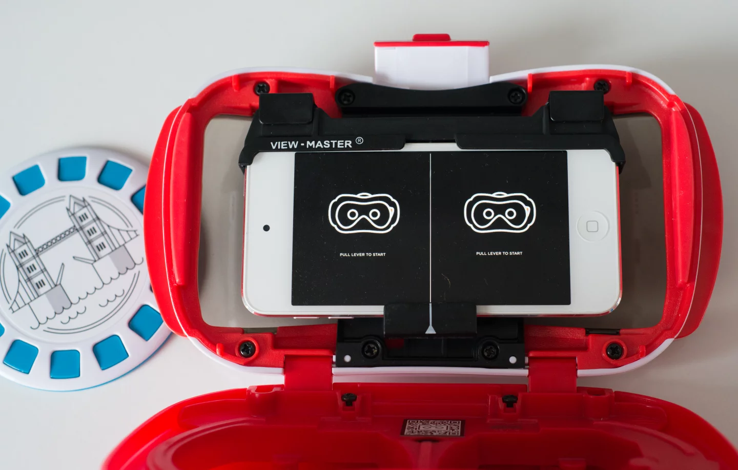 An included adapter makes it possible to use smaller phones with the Mattel View-Master VR