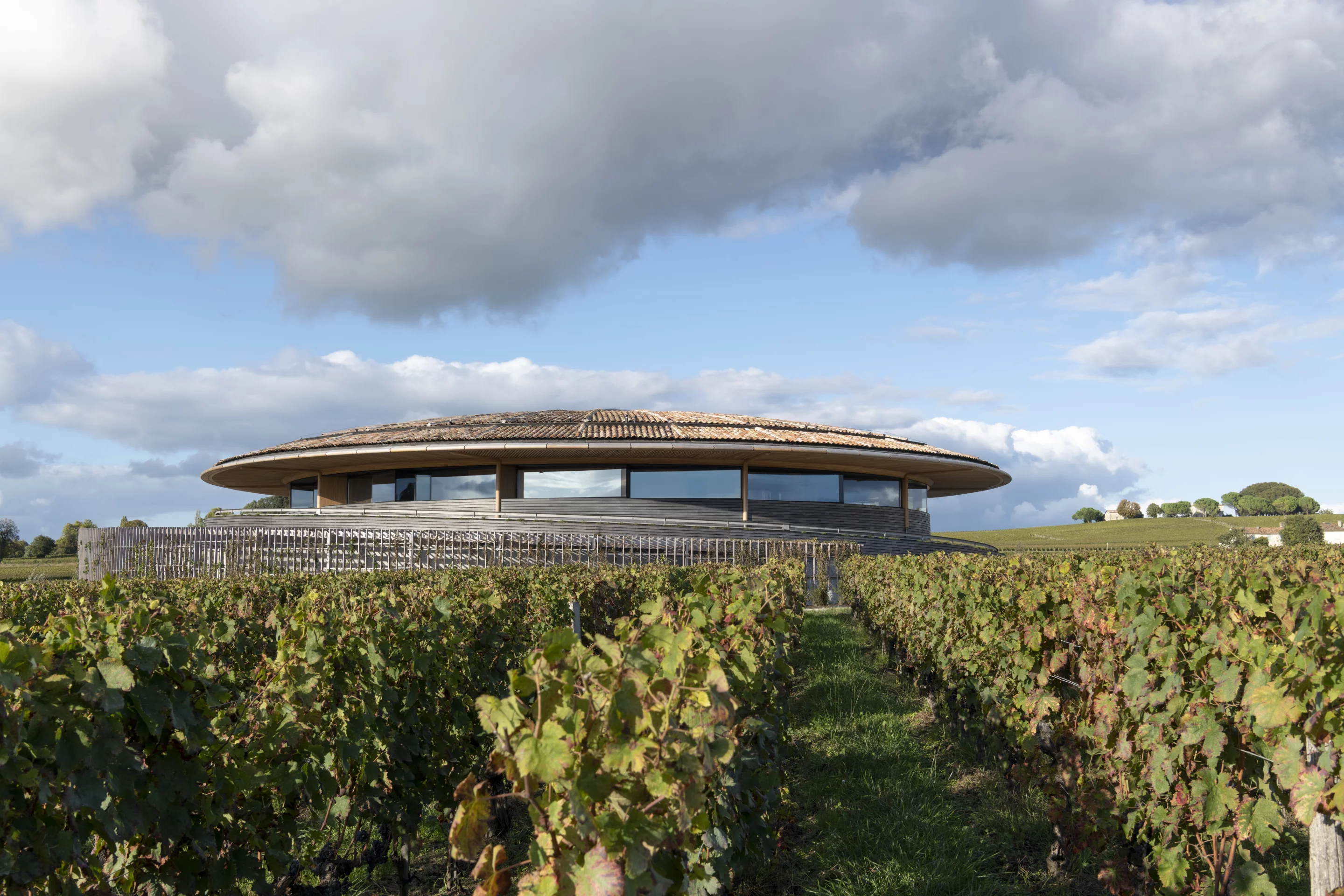 Le Dôme Winery, by Foster + Partners, is located near Saint-Émilion in Bordeaux, a picturesque area that has been making wine since the Roman days