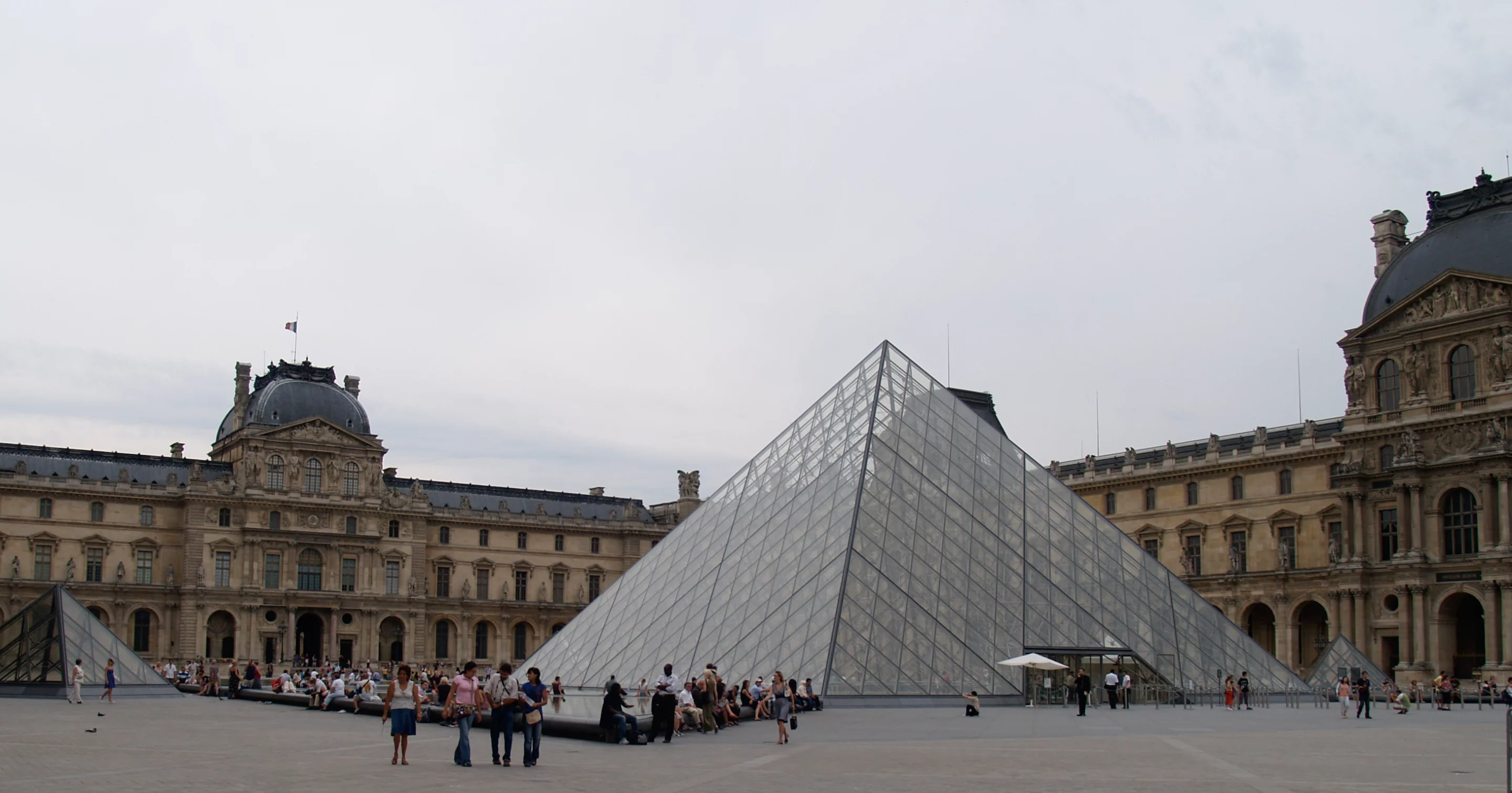 The Louvre in France is replacing its usual audio guides with the Nintendo 3DS