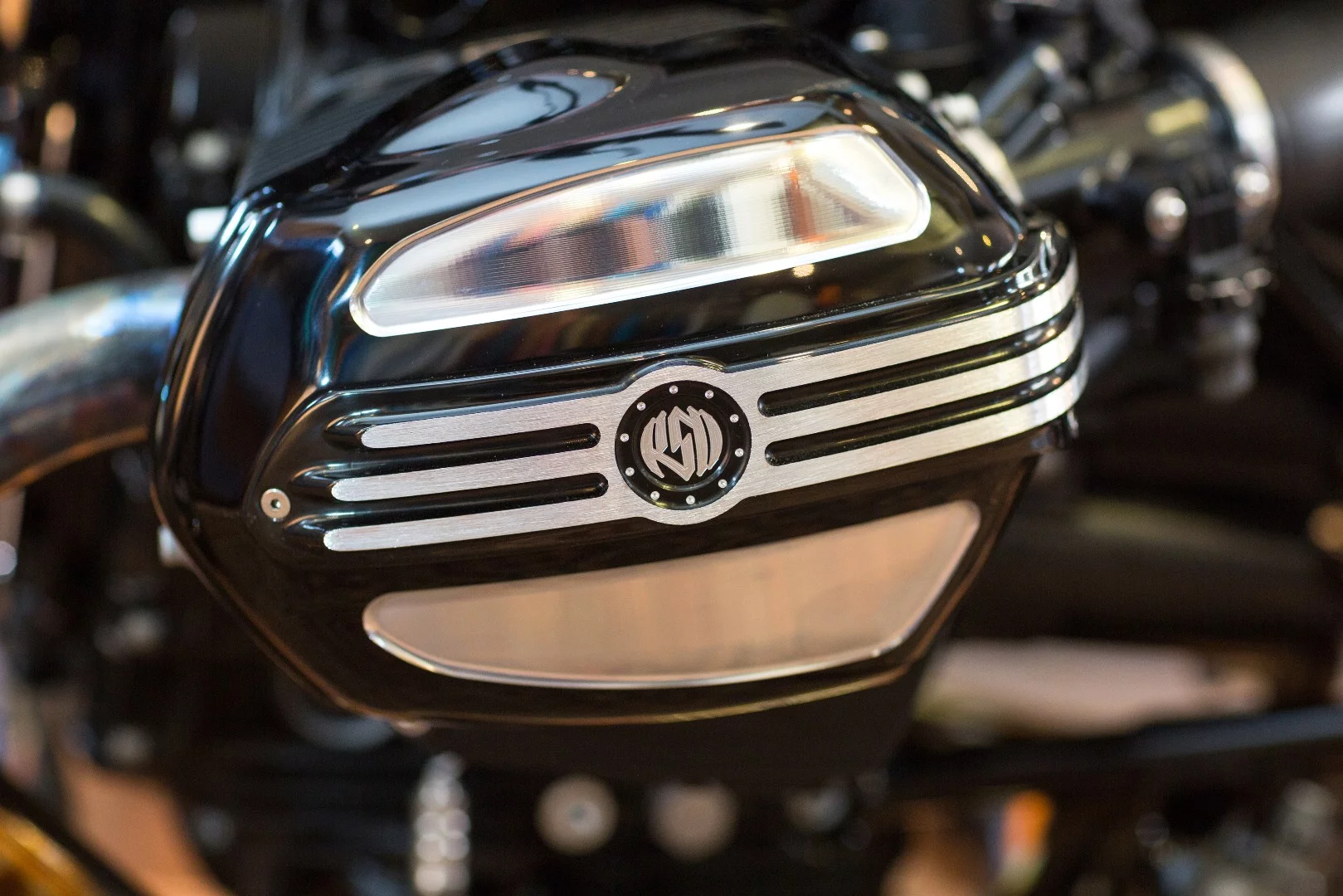 Roland Sands Design contributed with his custom cylinder head covers, an item that may prove popular among the previous boxer's owners