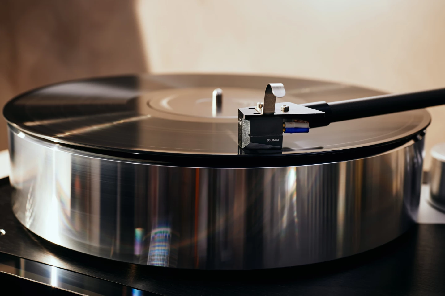 The substantial platter is made from aluminum and is balanced by opposing neodymium ring magnets