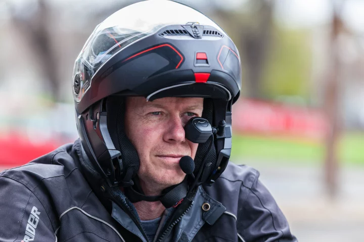 Gizmag's resident supermodel Noel McKeegan rides with BikeHUD (Photo: Loz Blain)