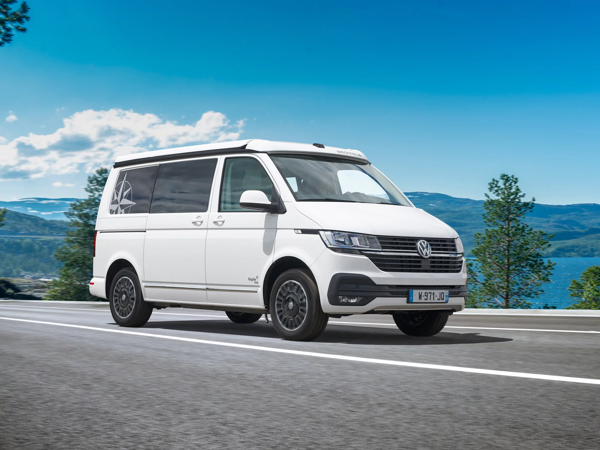 With its compact size and pop-up roof, the Kepler Five drives and parks with ease and offers enough space for a family of four at camp